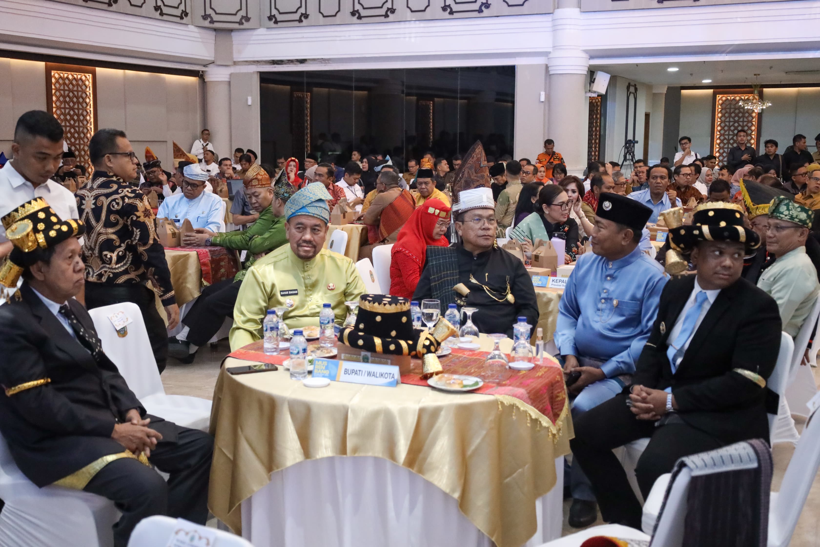 Wali Kota Pematangsiantar Wesly Silalahi mengenakan pakaian adat Simalungun di acara Musrenbang Provinsi Sumut.