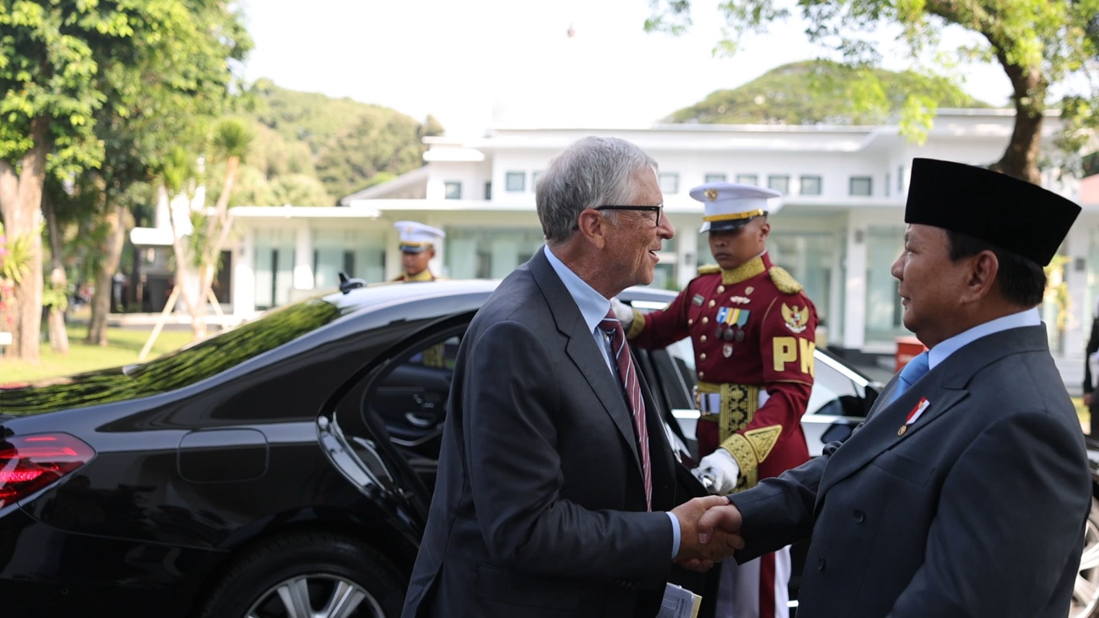 Presiden RI Prabowo Subianto menyambut langsung pendiri Microsoft sekaligus tokoh filantropi dunia, Bill Gates, dalam kunjungan resmi di Istana Merdeka, Jakarta, Rabu (7/5) pagi.
