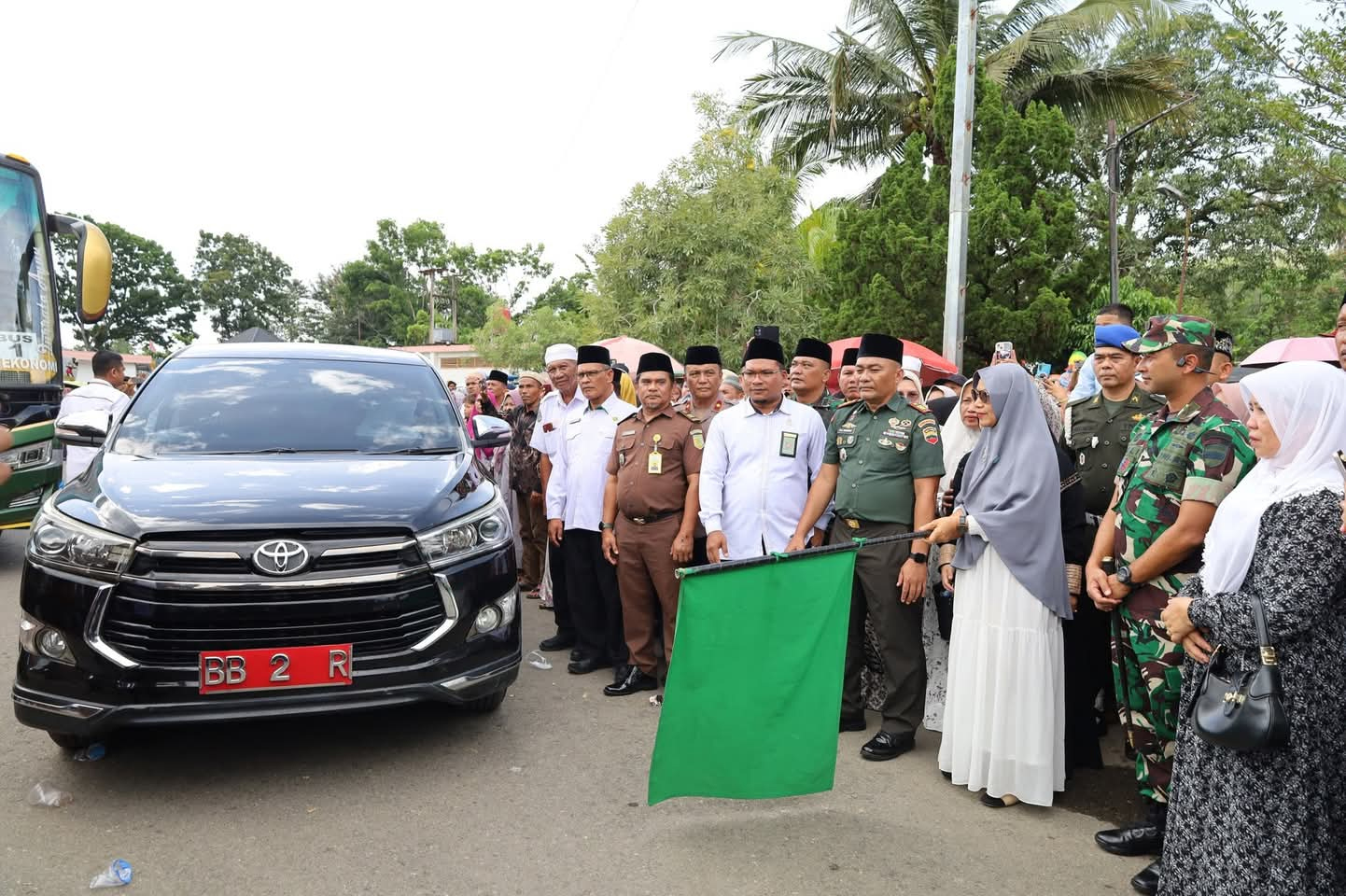 Wakil Bupati Madina Atika Azmi Utammi Nasution melepas keberangkatan jemaah calon haji.