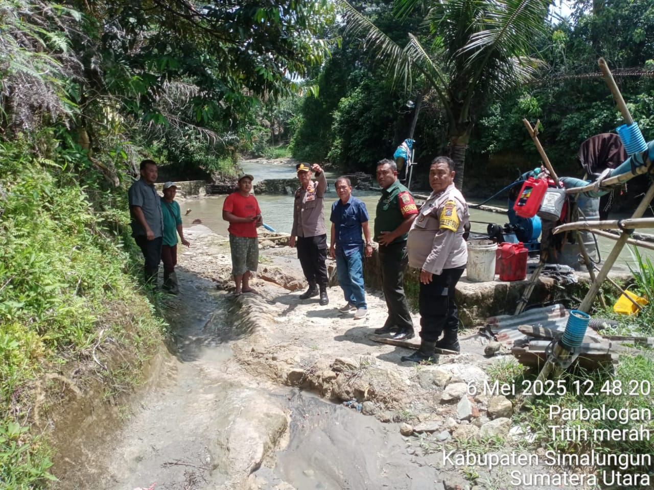 Kapolsek Tanah Jawa Kompol Asmon Bufitra saat berada di lokasi Galiac C di Nagori Marubun Jaya, Kecamatan Tanah Jawa.