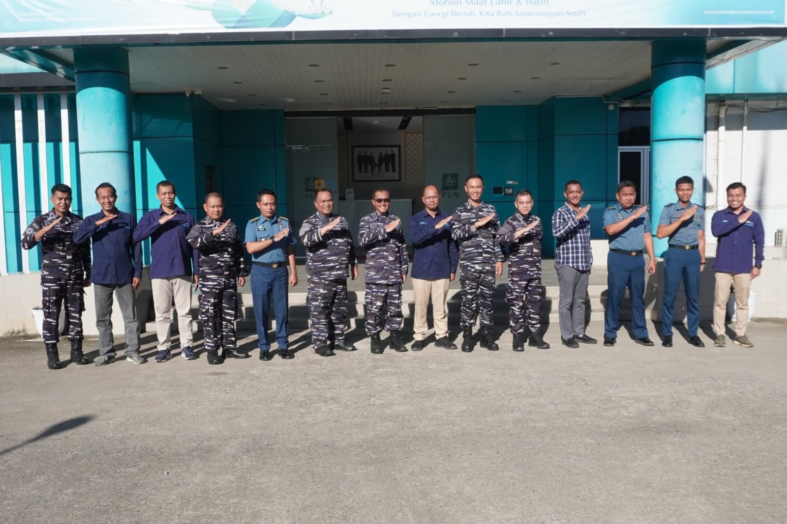 Rombongan Disfaslanal foto bersama saat Kungker ke PLN Indonesia Power UBP Labuhan Angin. (Darwis Halawa/MetroDaily)
