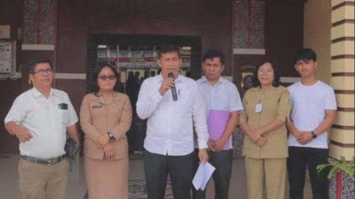 Kasat Reskrim Polres Samosir bersama Kepala Dinas P3AKPPKB saat melakukan klarifikasi di Mapolres Samosir.