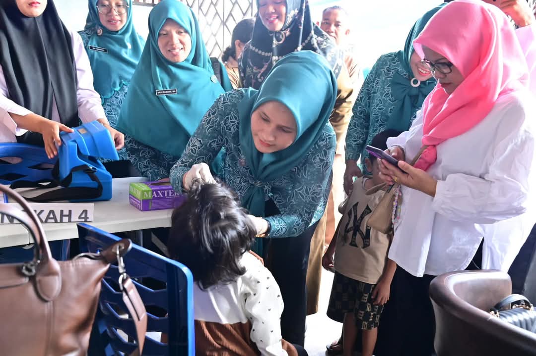 Ketua TP-PKK Kota Sibolga Ny dr Rahma Syukri Penarik meneteskan imunisasi polio kepada balita.