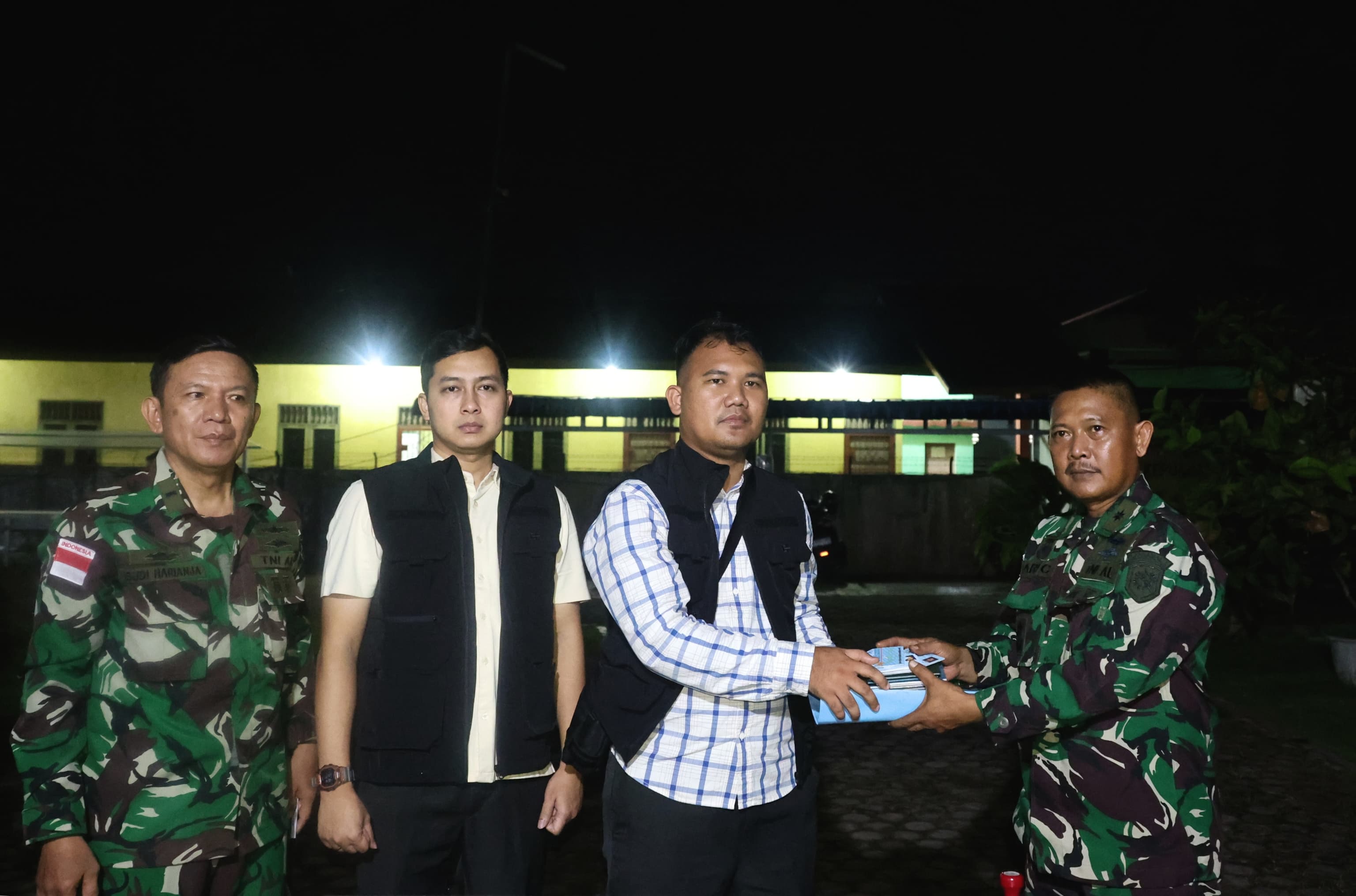 Penyerahan PMI non procedural tangkapan Lanal TBA kepada Imigrasi Kelas II TPI Tanjungbalai Asahan.