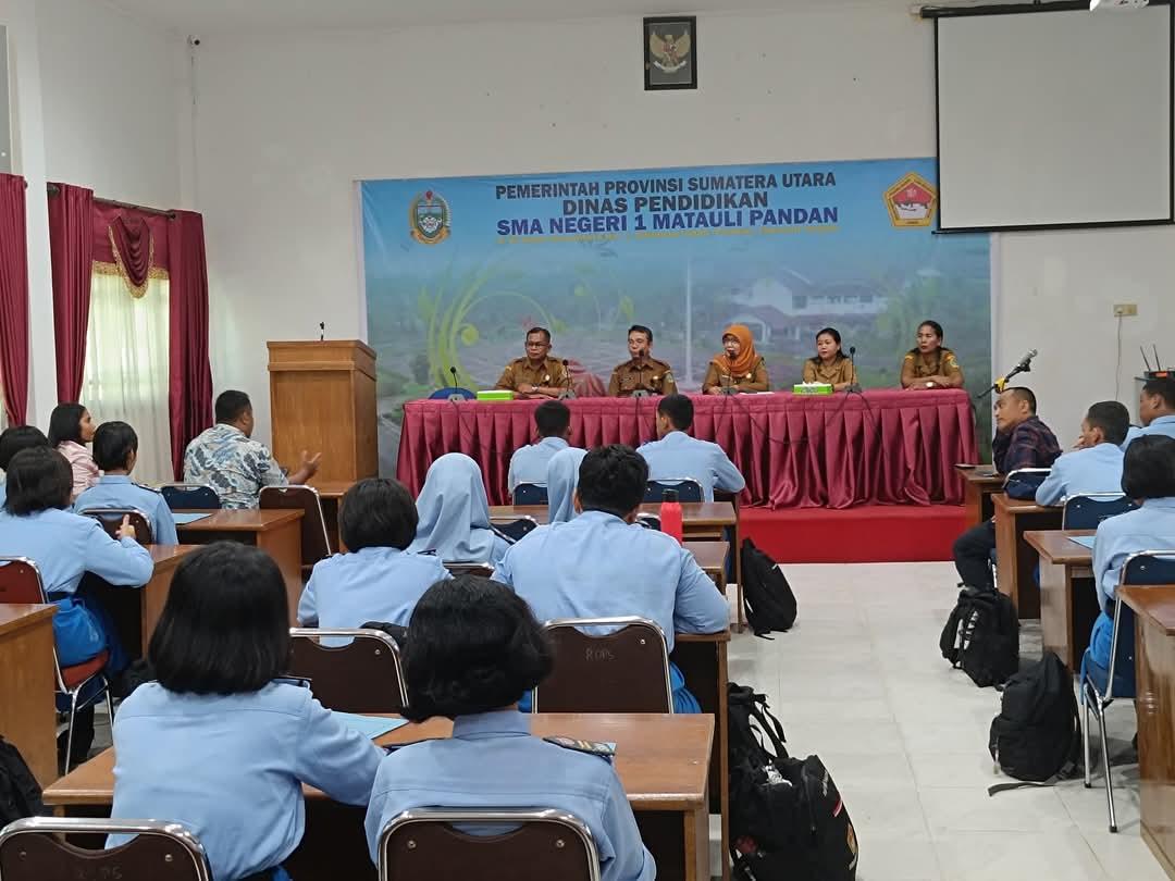 Kepala SMA Negeri 1 Matauli Pandan, Deden Rachmawan saat menggelar konfrensi pers atas keberhasilan 34 siswa yang meraih sertifikat bahasa Jerman.