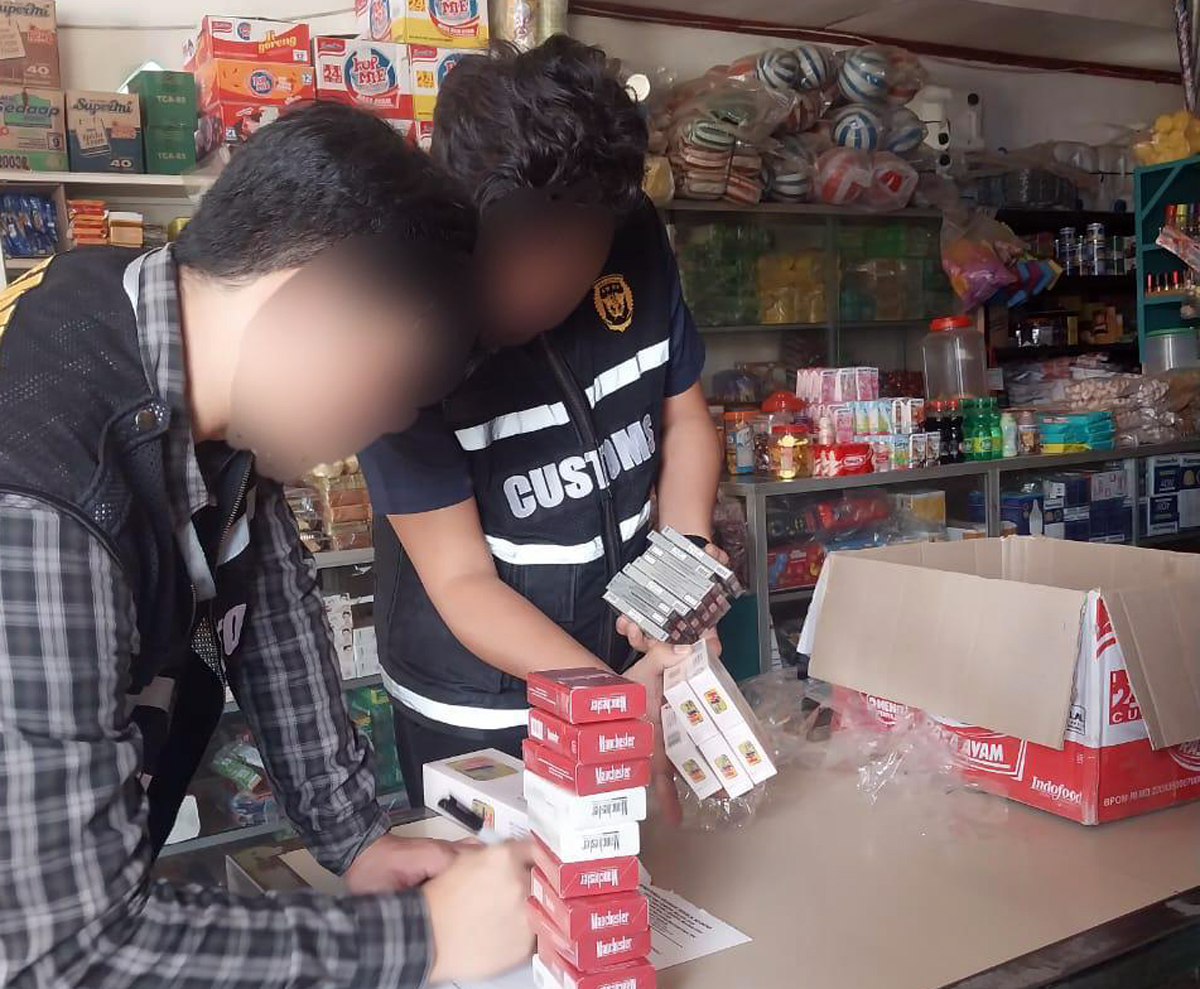 Petugas Bea Cukai bersama Kopenaker dan Satpol PP menyiita sejumlah rokok tanpa pita cukai yang ditemukan di toko, 29 April lalu.