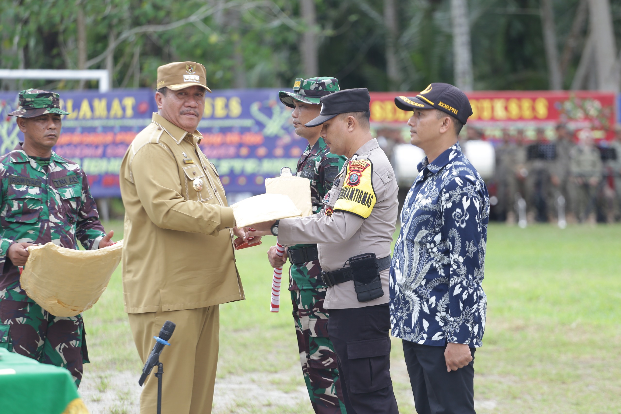 Bupati Asahan Taufik Zainal Abidin Siregar bersama Komandan Korem 022/Pantai Timur Kolonel Inf Agus Supriyono resmi membuka program TNI Manunggal Membangun Desa (TMMD) ke-124 di Desa Silo Bonto.