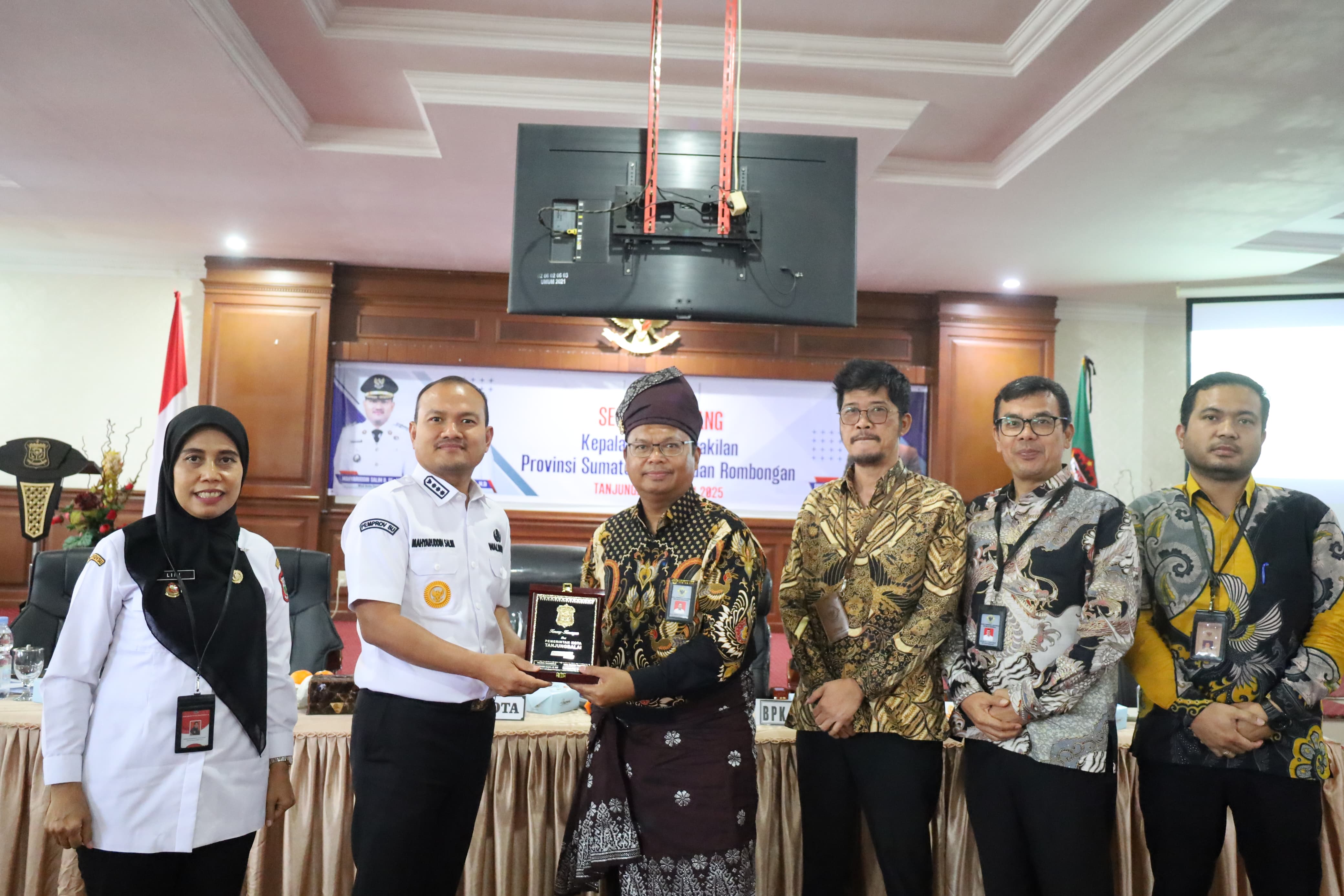 Penyerahan plakat dari Wali Kota Tanjungbalai Mahyaruddin Salim B kepada Kepala Perwakilan BPK RI Perwakilan Sumut Paula Henry.