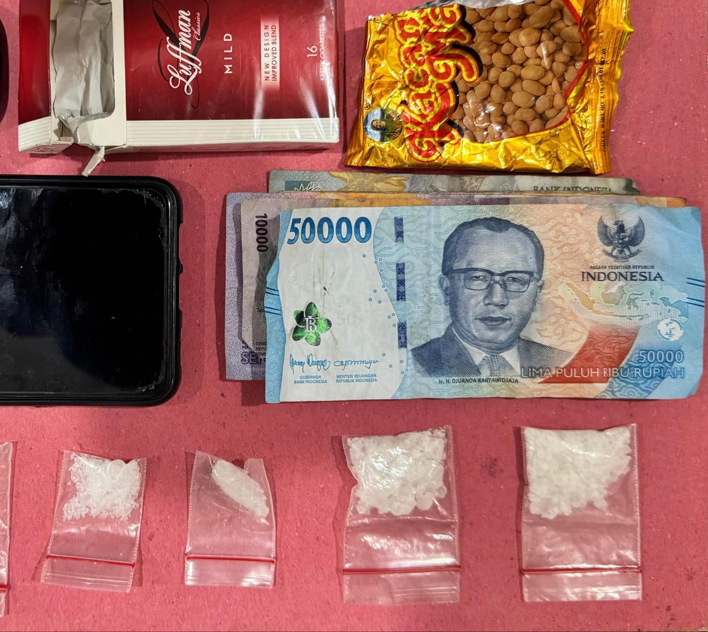 Barang bukti sabu dan uang hasil penjualan.