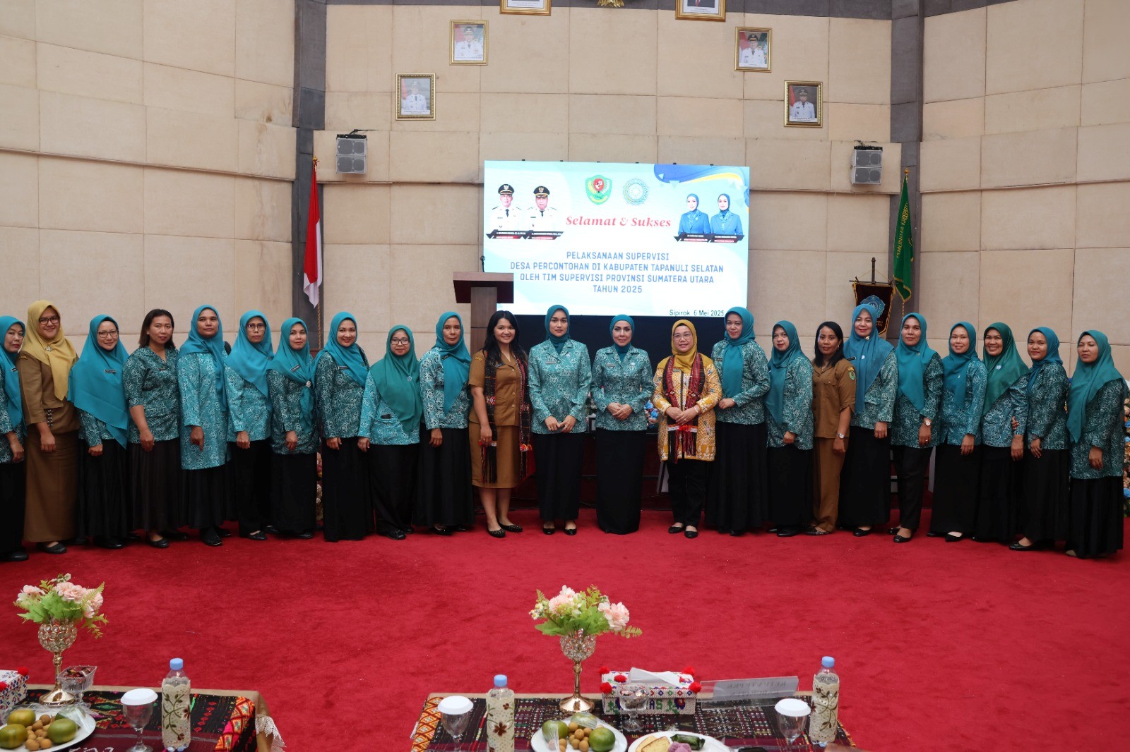 Ketua TP PKK Tapsel, Ny Murni Gus Irawan menyambut kedatangan tim supervisi Provsu  dalam rangka supervisi Desa Percontohan tahun 2025.