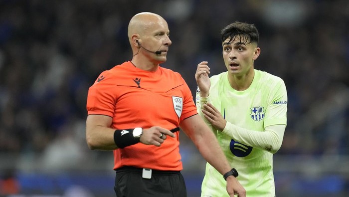 Pedri saat protes kepada wasit.