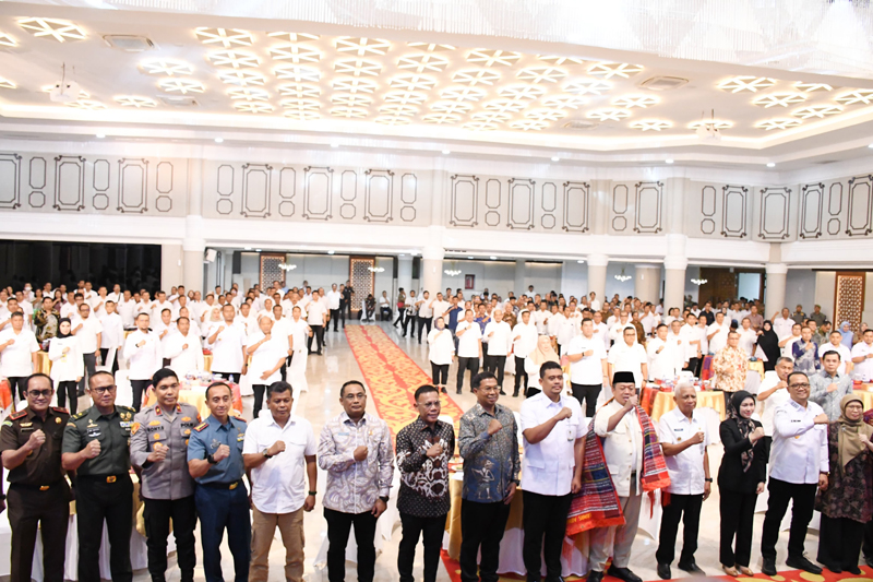 Bupati Samosir Vandiko T Gultom menghadiri Rapat Koordinasi Bupati/Walikota se-Provinsi Sumatera Utara yang dilaksanakan di Aula Raja Inal Kantor Gubernur Sumut.