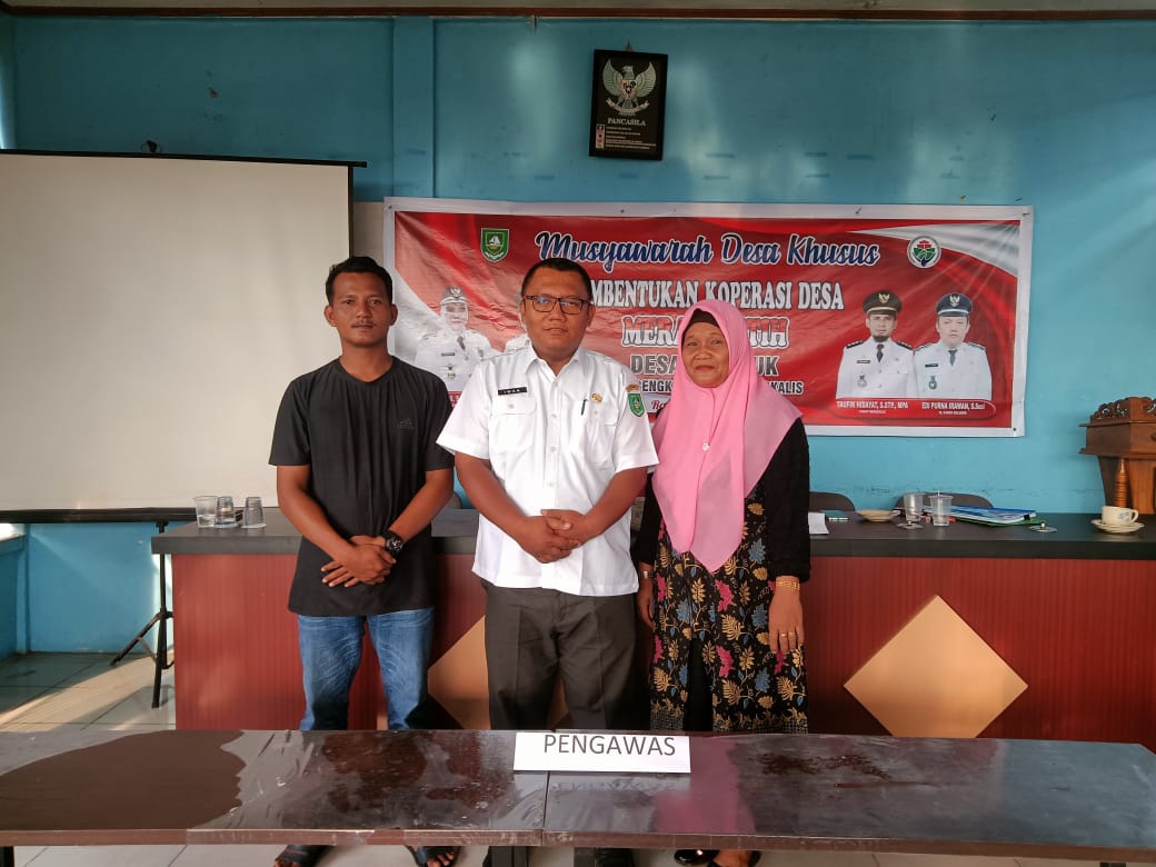 PJ Kepala Desa Kelebuk bersama tokoh masyarakat dan warga saat Musyawarah Desa Khusus pembentukan Koperasi