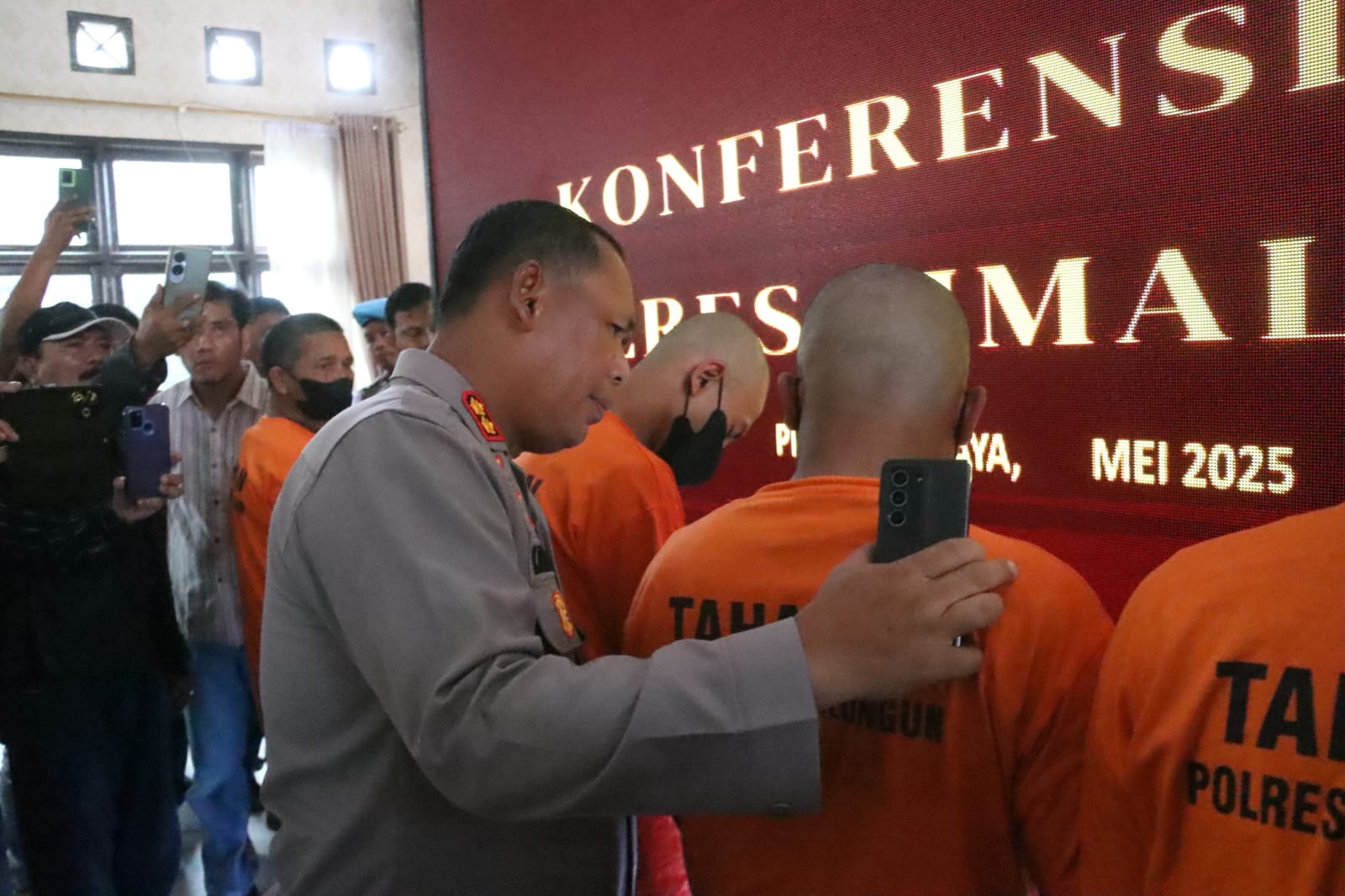 Konferensi pers kasus asusila yang terjadi di Kecamatan Girsang Sipangan Bolon Kabupaten Simalungun.