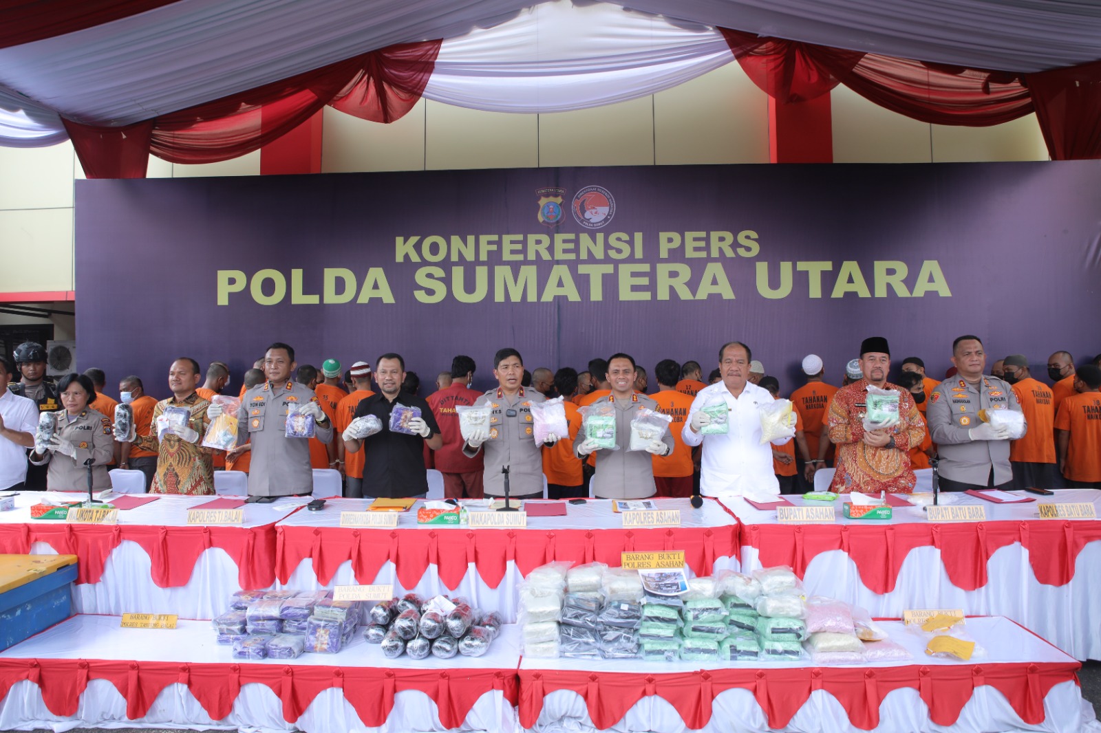 Bupati&nbsp;Asahan&nbsp;Taufik&nbsp;Zainal&nbsp;Abidin&nbsp;Siregar saat menghadiri konferensi pers pengungkapan kasus&nbsp;narkotika&nbsp;oleh&nbsp;Ditresnarkoba&nbsp;Polda&nbsp;Sumut&nbsp;bersama&nbsp;Satresnarkoba&nbsp;Polres&nbsp;Asahan,&nbsp;Tanjungb