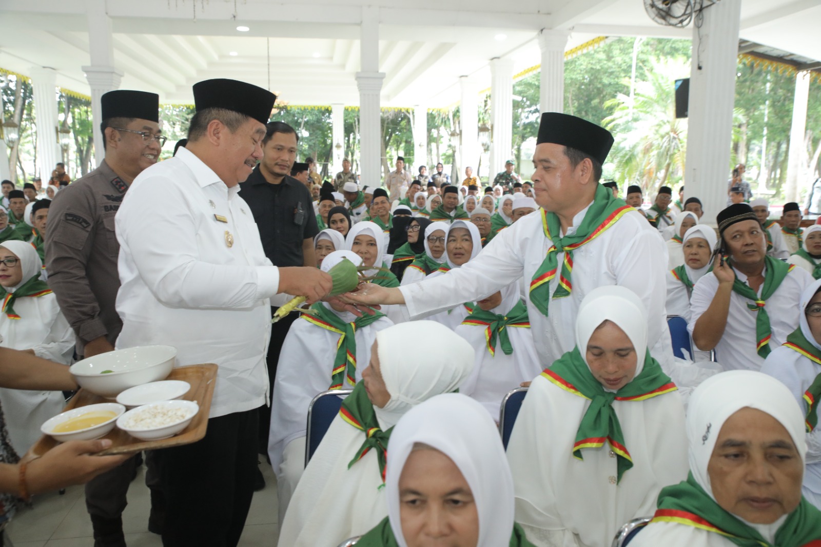 Bupati&nbsp;Asahan&nbsp;Taufik&nbsp;Zainal&nbsp;Abidin&nbsp;Siregar&nbsp;saat&nbsp;menutup&nbsp;kegiatan&nbsp;manasik&nbsp;haji&nbsp;di&nbsp;Pendopo&nbsp;Rumah&nbsp;Dinas&nbsp;Bupati&nbsp;Asahan,&nbsp;Kamis (8/5/2025).