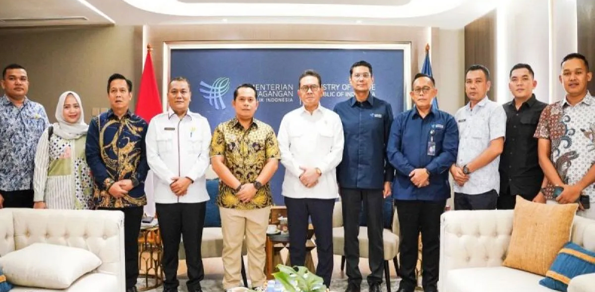 Bupati Palas Putra Mahkota Alam Hasibuan foto bersama dengan Mandag Budi Santoso usai acara audensi di kantor Kementerian Perdagangan, Jakarta, Rabu (7/5) kemarin.