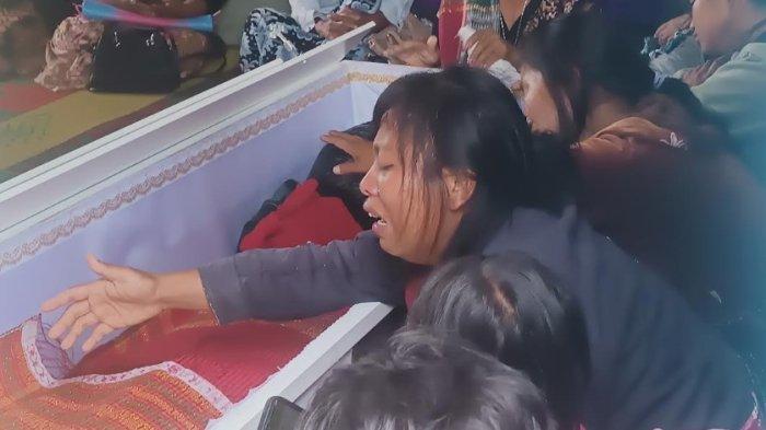 Jasad Atas Silaen tiba di kampung halamannya, Desa Lumba. Pinasa, Kecamatan Habinsaran, Kabupaten Toba.