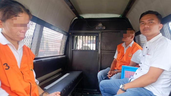 Kedua kades tersangka korupsi dana desa saat diserahkan ke kejaksaan.