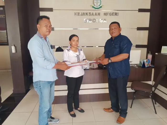 Ketua LSM Inakor Irwansyah Daulay dan Ketua LSM P2I Simon Situmorang selaku Koordinator Koalisi LSM Gempar saat menyerahkan berkas laporan dugaan korupsi dana BOS ke Kejari Sibolga.