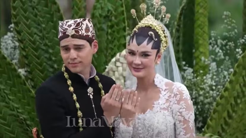 Pasangan Maxime Bouttier dan Luna Maya sah menjadi pasangan suami-istri.