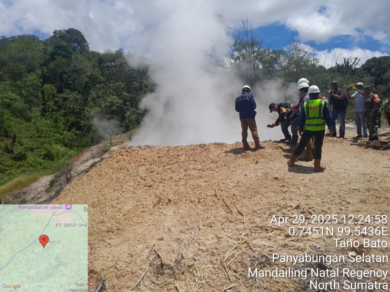 Salah satu titik manifestasi panas bumi berupa kolam lumpur (mud pool) yang muncul di kawasan Desa Roburan Dolok, Madina, Sumut.