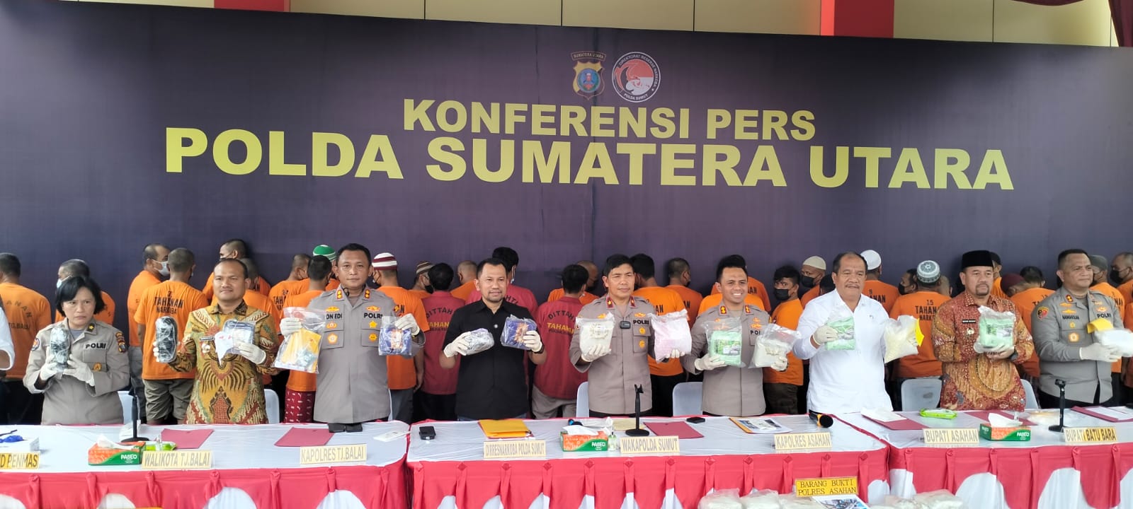 Wakapolda Sumut Brigjen Pol Rony Samtana (tengah) didampingi Kapolres Asahan, Batu Bara, dan Tanjungbalai menunjukkan barang bukti narkotika hasil pengungkapan 322 kasus sepanjang Januari&ndash;Mei 2025.