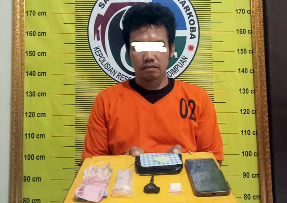 ZEH, tersangka pengedar sabu berikut barang bukti.