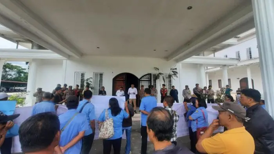 Pegawai PDAM Tirtalihou saat melakukan aksi di kantor DPRD Simalungun mendesak untuk mencopot Dirut dan Kabag Umum.