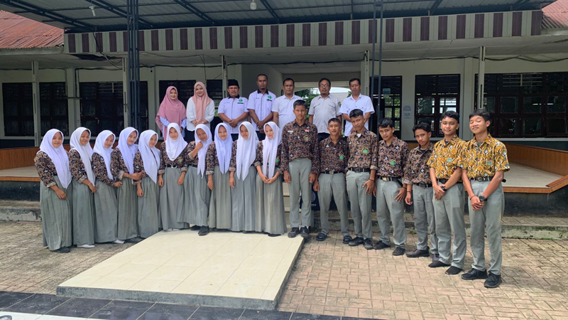 Kepala SMA Negeri 1 Na IX-X Dhani Arri, pihak Puskesmas Aekkota Batu Baru serta para siswa usai pelaksanaan tes urine.