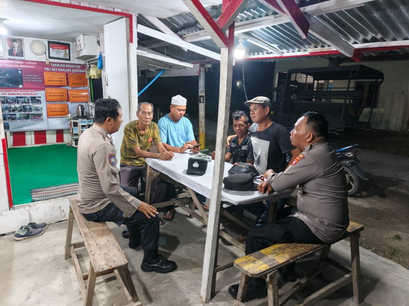 Polsek Sei Tualang Raso Polres Tanjungbalai rutin menyatroni warga yang sedang bertugas jaga di Pos Kamling.