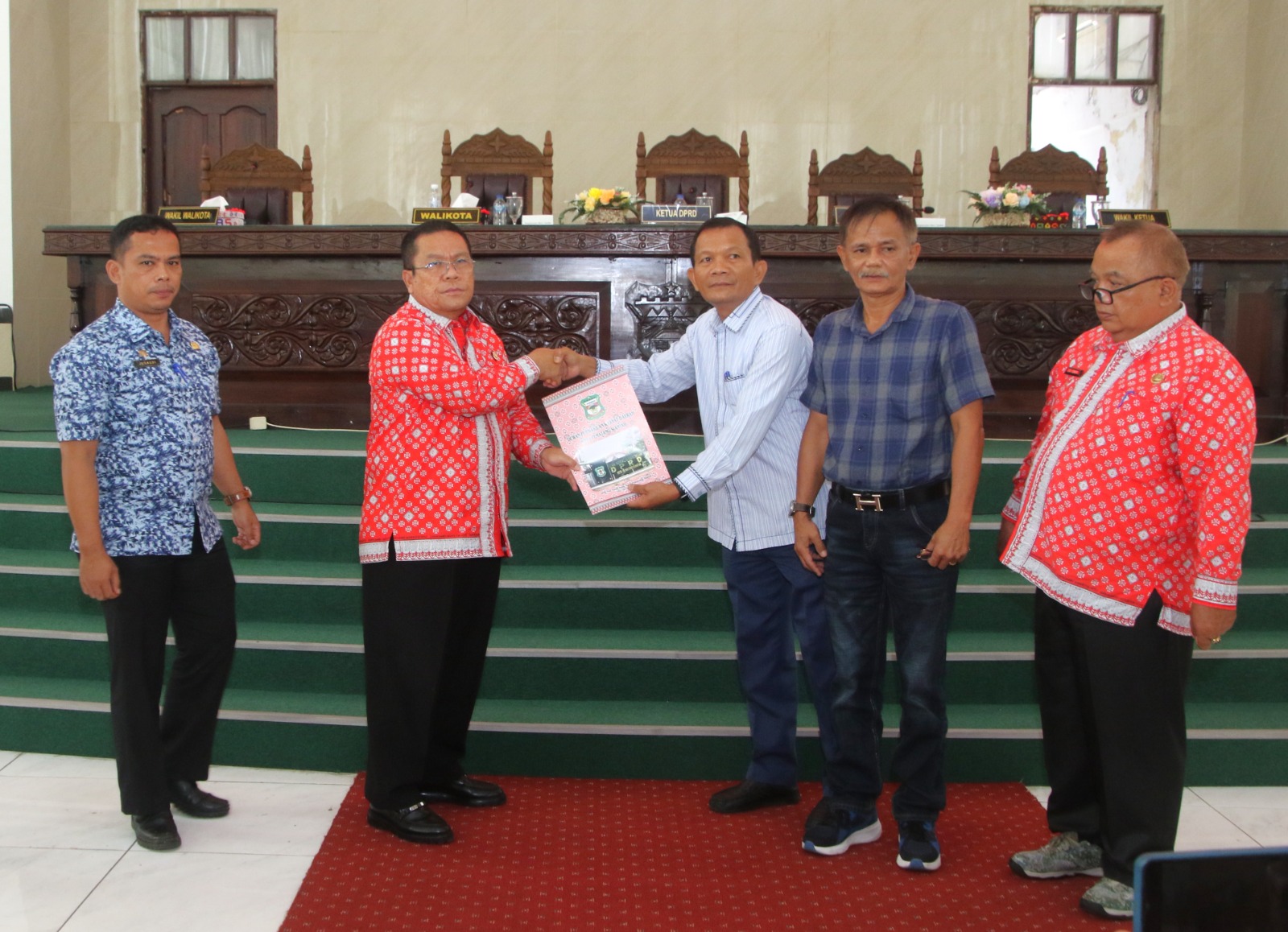 Wali Kota Siantar menghadiri Penutupan Rapat Paripurna III DPRD terkait LKPj Wali Kota Pematangsiantar Tahun Anggaran (TA) 2024, di Ruang Sidang DPRD Kota Pematangsiantar, Kamis (15/05/2025).