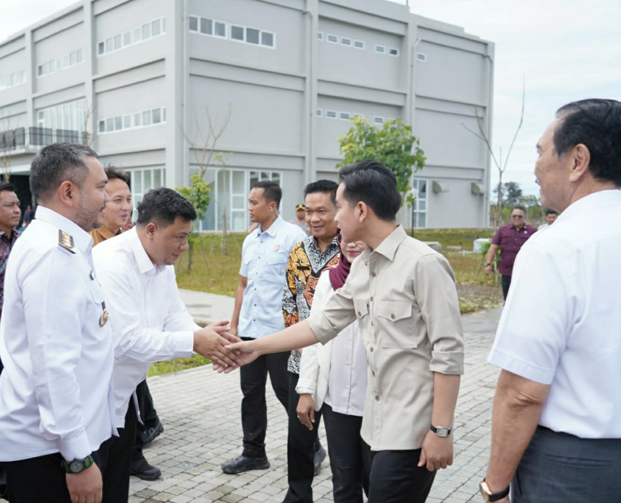 Bupati Samosir Vandiko T Gultom saat menyambut Wapres Gibran Rakabuming.