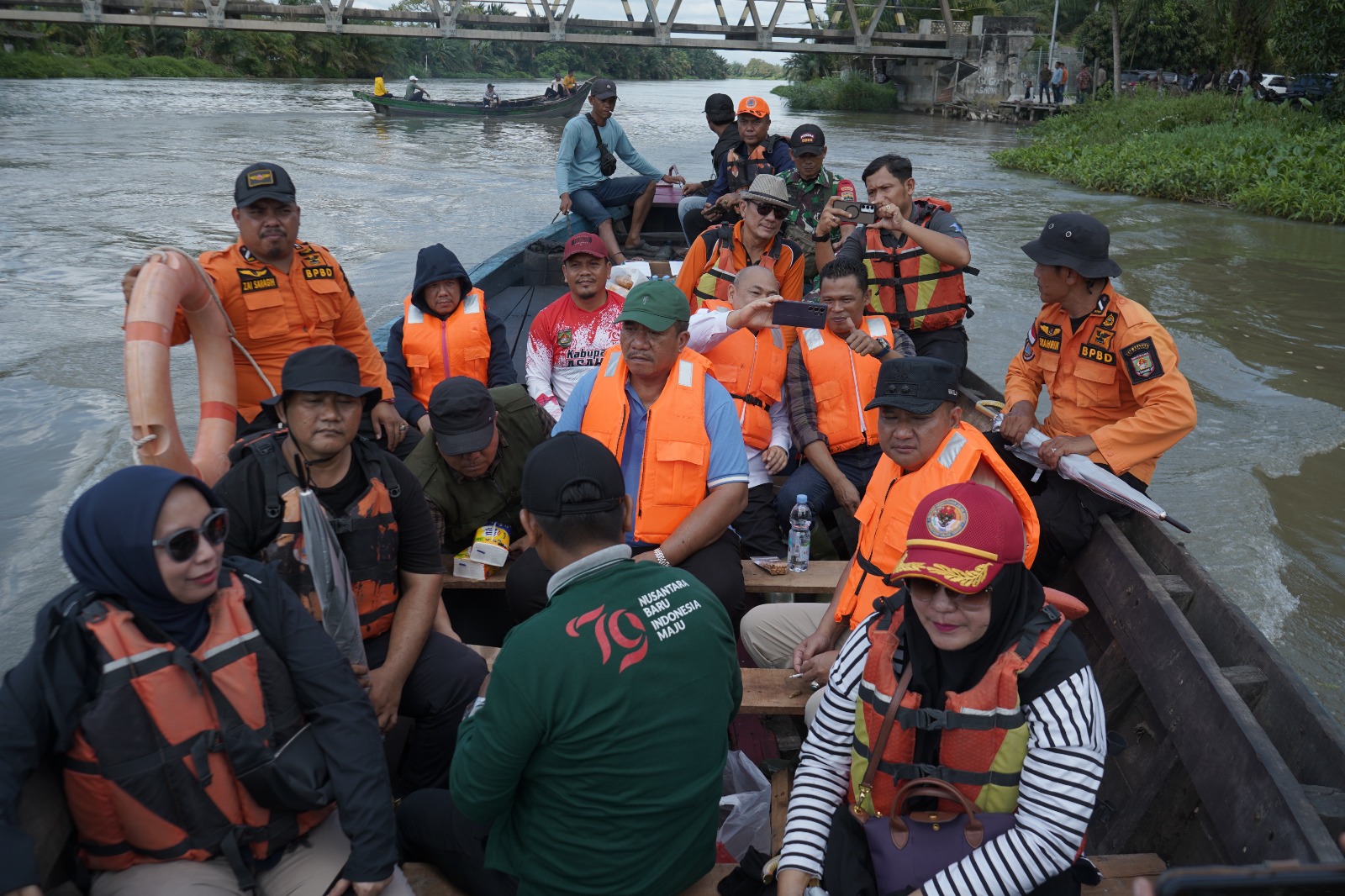 Bupati Asahan Taufik Zainal Abidin Siregar, bersama Wakil Bupati Asahan Rianto, meninjau langsung lokasi tanggul jebol di Desa Sei Dua Hulu, Kecamatan Simpang Empat.