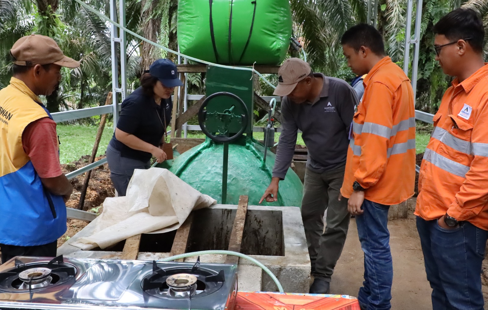 Manager Community Development Agincourt Resources, Rohani Simbolon, saat meresmikan instalasi biogas terintegrasi di Desa Sumuran, Batang Toru, Sabtu (10/5/2025).