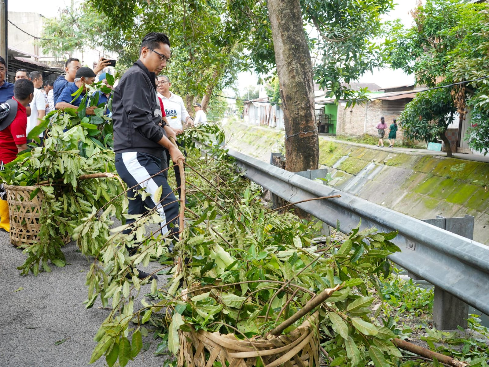 Wali Kota Medan, Rico Tri Putra Bayu Waas, memimpin kegiatan gotong royong pembersihan Sungai Sei Putih di Kelurahan Sei Putih Tengah, Kecamatan Medan Petisah, Sabtu (17/5/2025).