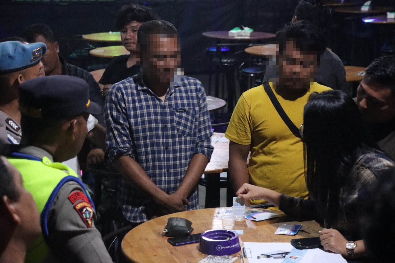 Personel Polres Siantar saat melakukan penggerebekan di salah satu tempat hiburan di Pematangsiantar.