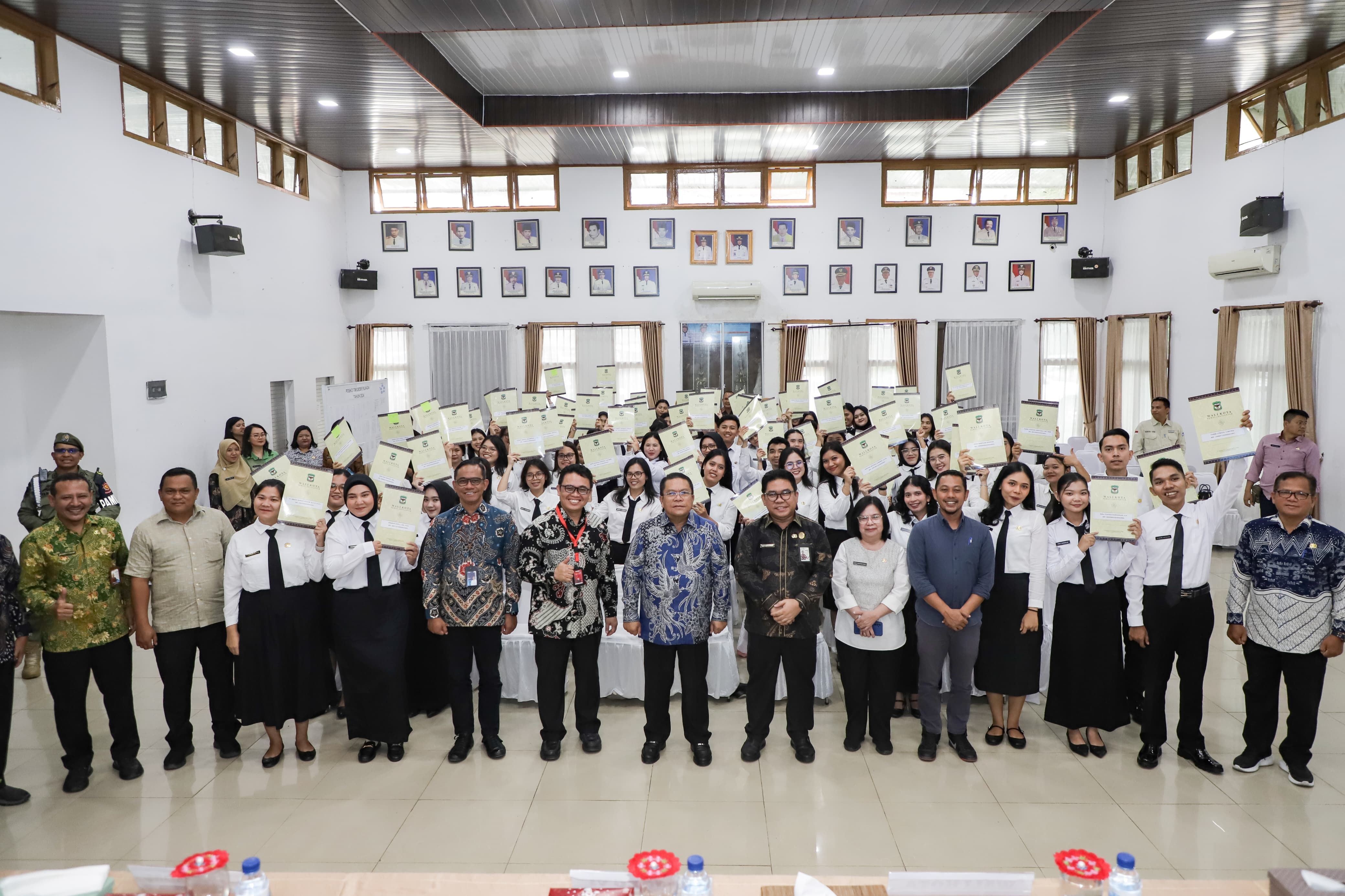 Wali Kota Siantar Wesly Silalahi bersama Kepala Kantor Regional VI BKN Medan Dr Janry Haposan UP Simanungkalit menyerahkan SK Pengangkatan CPNS Formasi Tahun 2024.