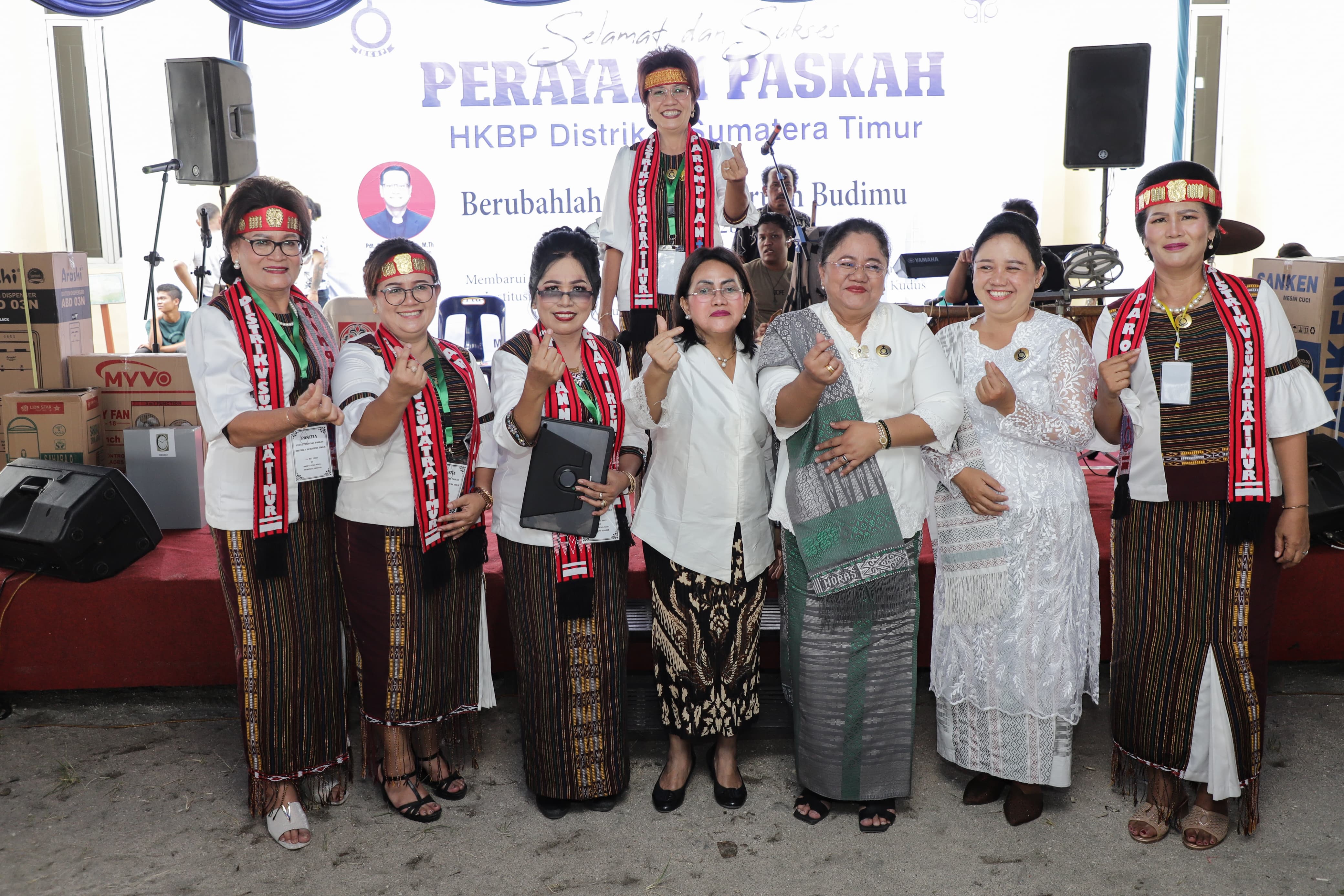 Ketua TP PKK Kota Pematangsiantar Ny Liswati Wesly Silalahi menghadiri Ibadah dan Perayaan Paskah HKBP Distrik V Sumatera Timur Tahun 2025.