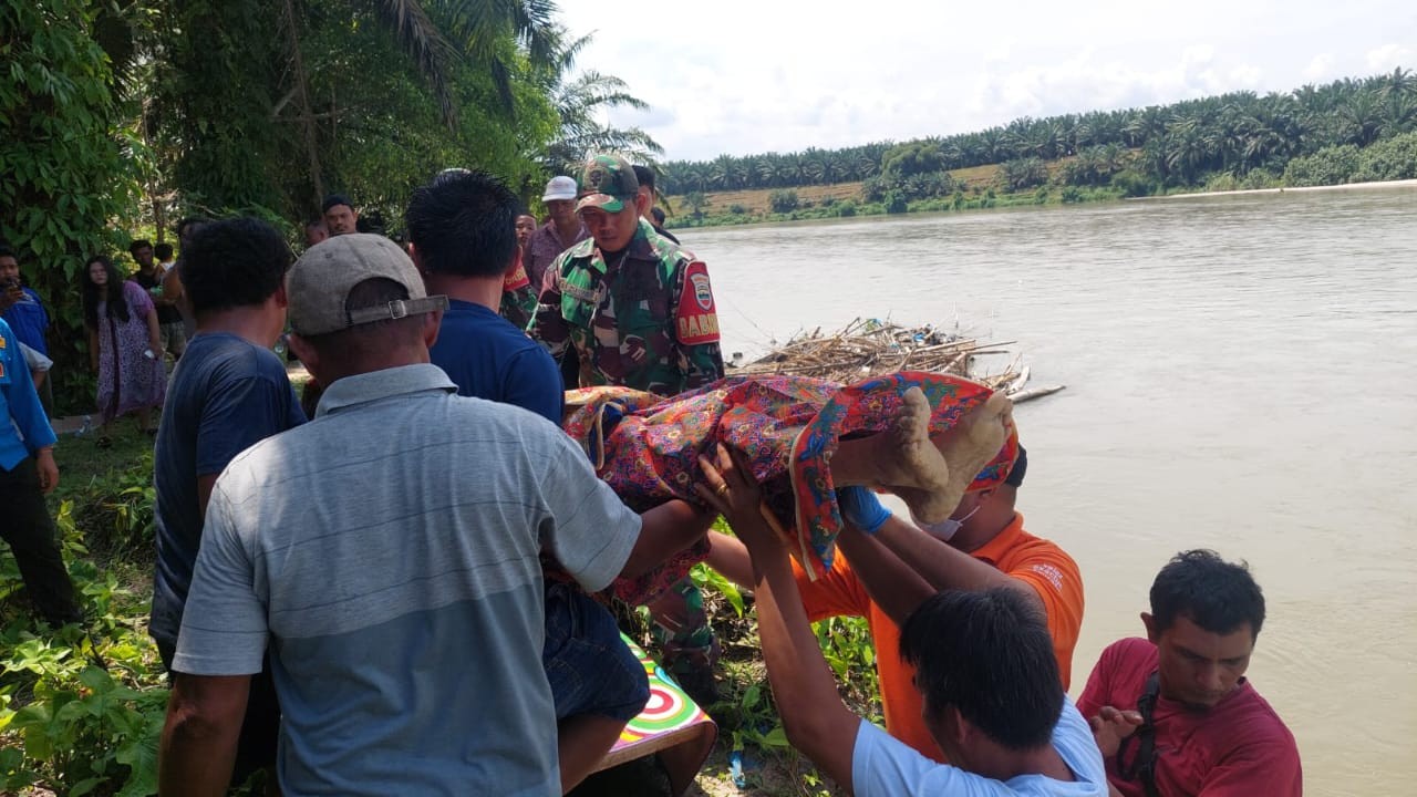 Evakuasi jenazah lansia yang hanyut di Sungai Bah Bolon, Simalungun.