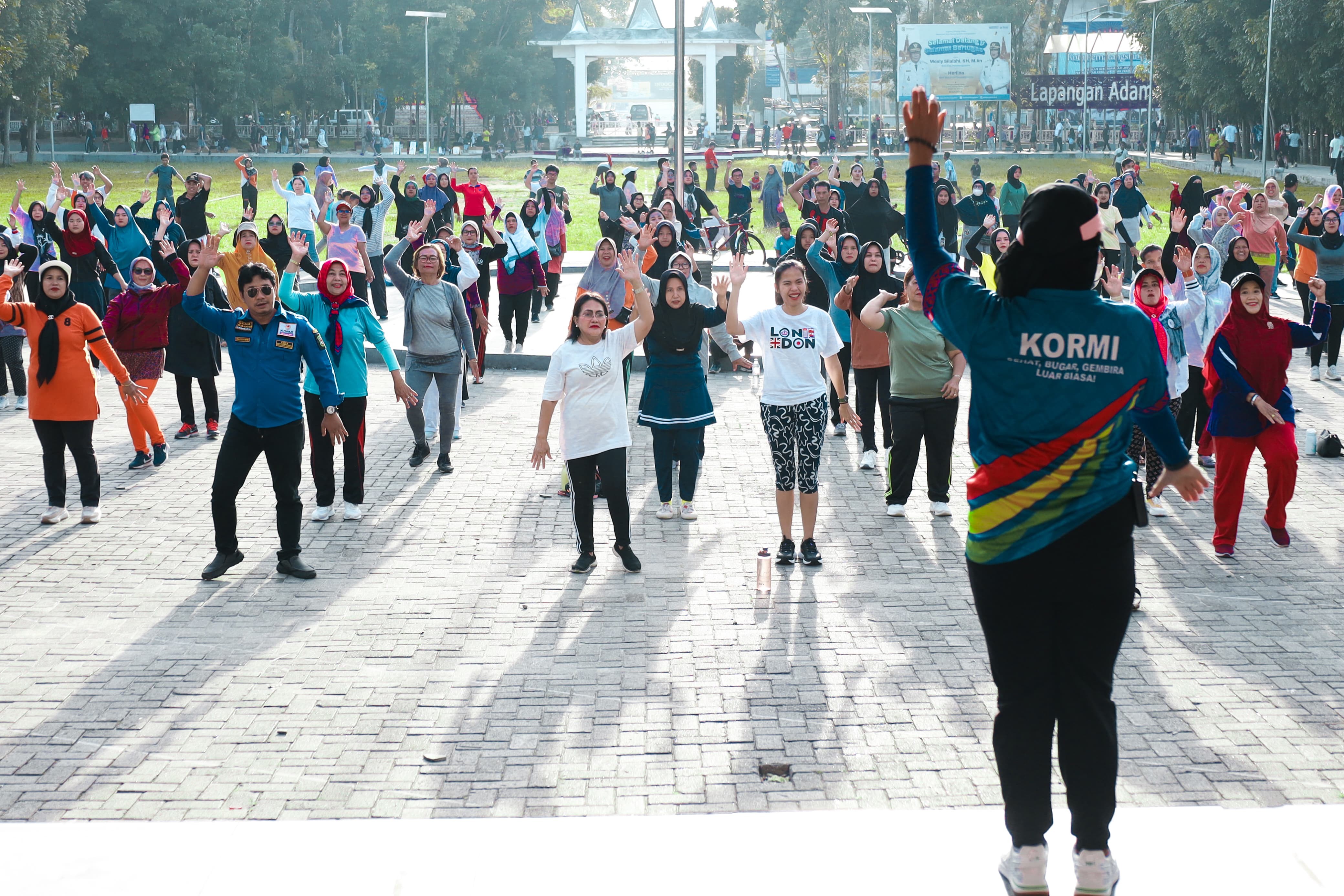 Peserta antusias mengikuti kegiatan Bugar Bersama KORMI di Lapangan Adam Malik, Pematangsiantar, Minggu (18/5/2025).