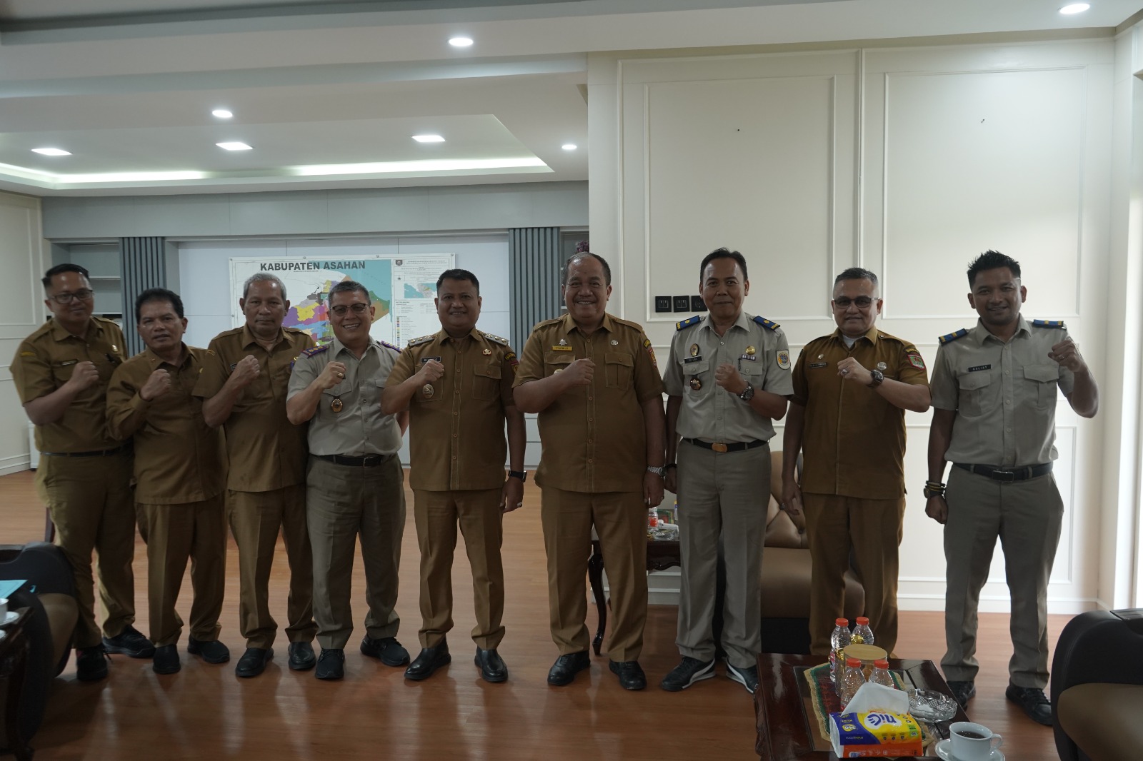 Bupati Asahan Taufik Zainal Abidin Siregar (kanan) bersama Wakil Bupati Rianto menerima kunjungan Kepala ATR/BPN Kabupaten Asahan Fachrul Husin Nasution (kiri) untuk membahas penertiban dan pengadmini