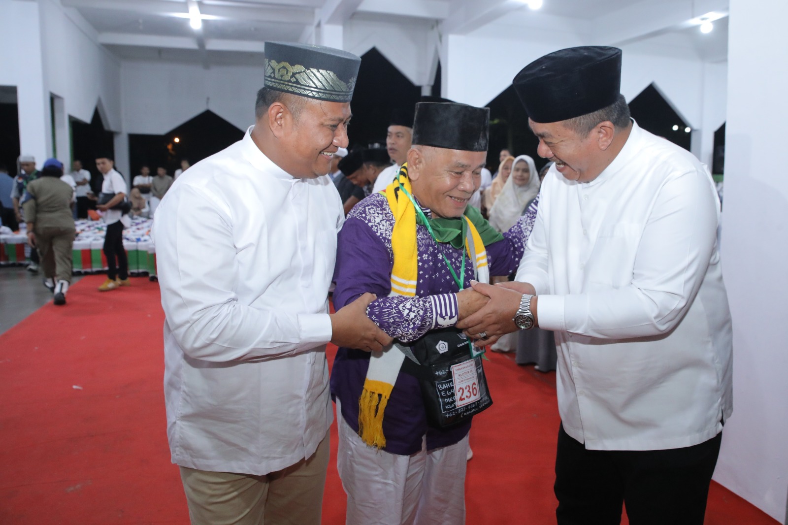 Bupati Asahan Taufik Zainal Abidin Siregar, bersama Wakil Bupati Rianto, dan Forkopimda melepas keberangkatan jemaah calon haji Kabupaten Asahan Kloter 15, Senin (19/5) dini hari.