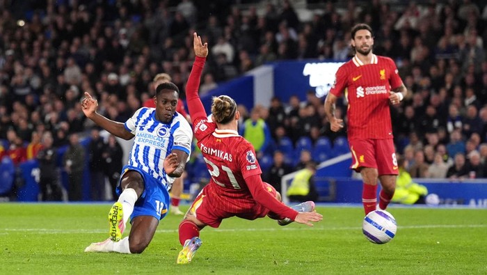 Pemain Liverpool kesulitan menghalau serangan Brighton dalam duel ketat yang berakhir 2-3 untuk kemenangan tuan rumah.