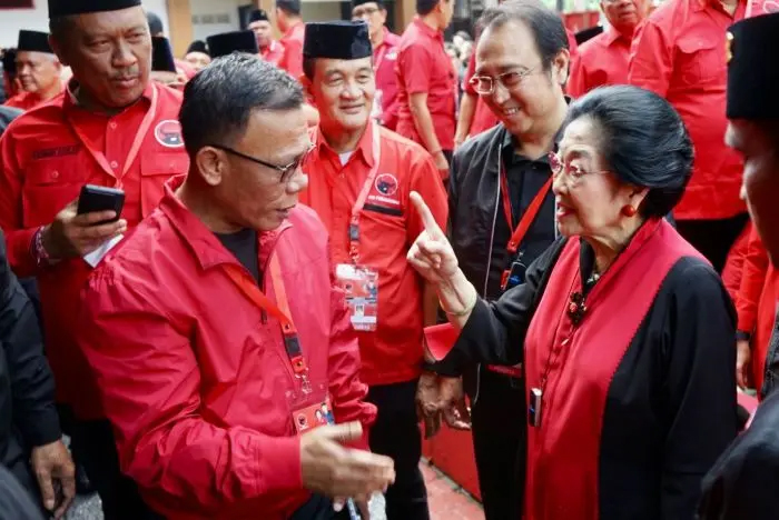 Ketua Umum PDI Perjuangan Megawati Soekarnoputri menyerahkan surat kepada Bupati Tapanuli Tengah Masinton Pasaribu terkait permintaan melestarikan Geopark Kaldera Toba sebagai warisan dunia.