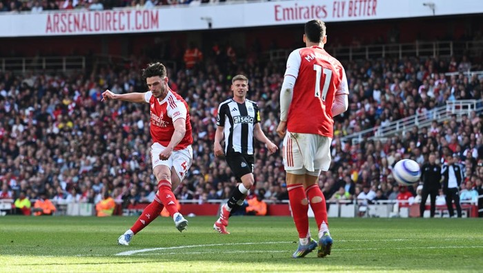 Momen Declan Rice melepaskan tembakan yang berbuah gol ke gawang Newcastle.
