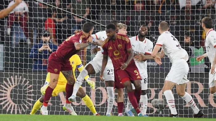 Bryan Cristante rayakan gol penutup Roma ke gawang AC Milan di laga panas Olimpico.