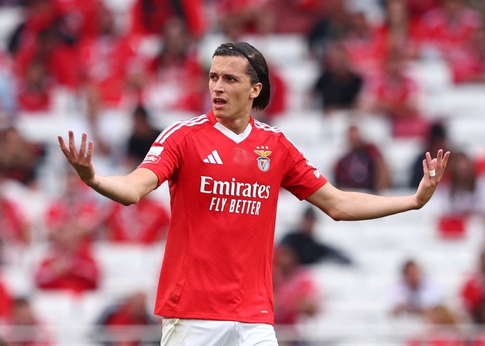 Real Madrid berburu bek kiri muda, &Aacute;lvaro Carreras.
