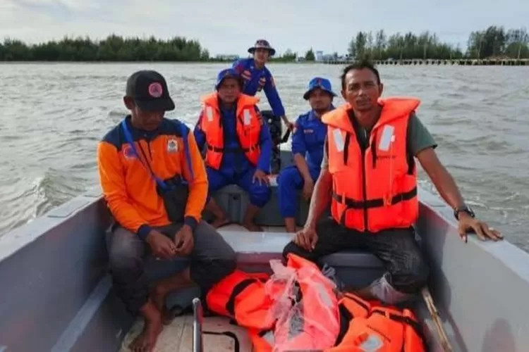 Tim gabungan mengevakuasi dua nelayan asal Aceh Singkil yang ditemukan selamat di Pulau Mangkir Barus Datar, Tapanuli Tengah, setelah kapal mereka karam akibat cuaca buruk.