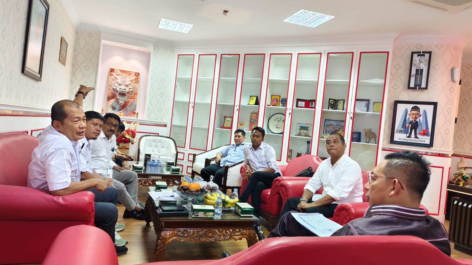 Suasana audiensi pengurus Akuatik Indonesia dengan Ketua DPRD Kota Medan, Wong Chun Sen pada Senin (19/5).